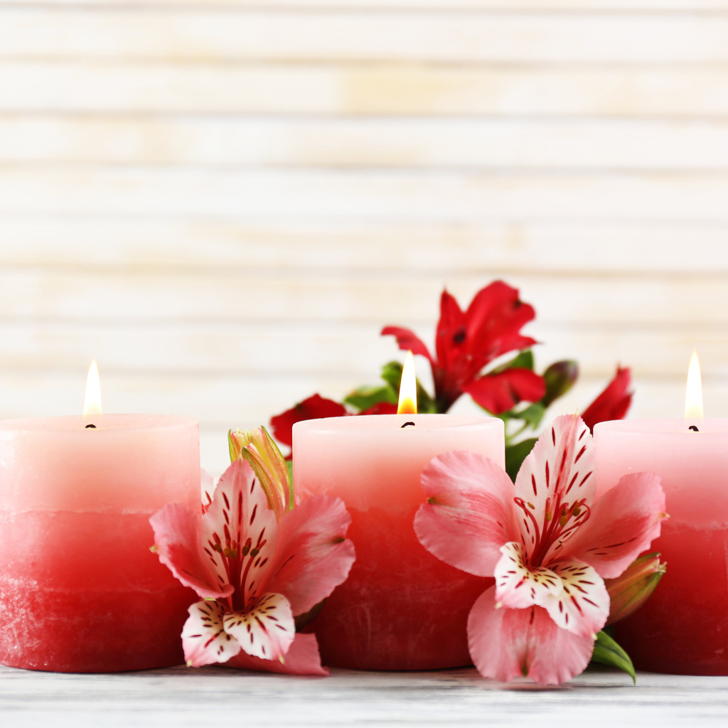 Три розовых свечи с цветами амариллиса