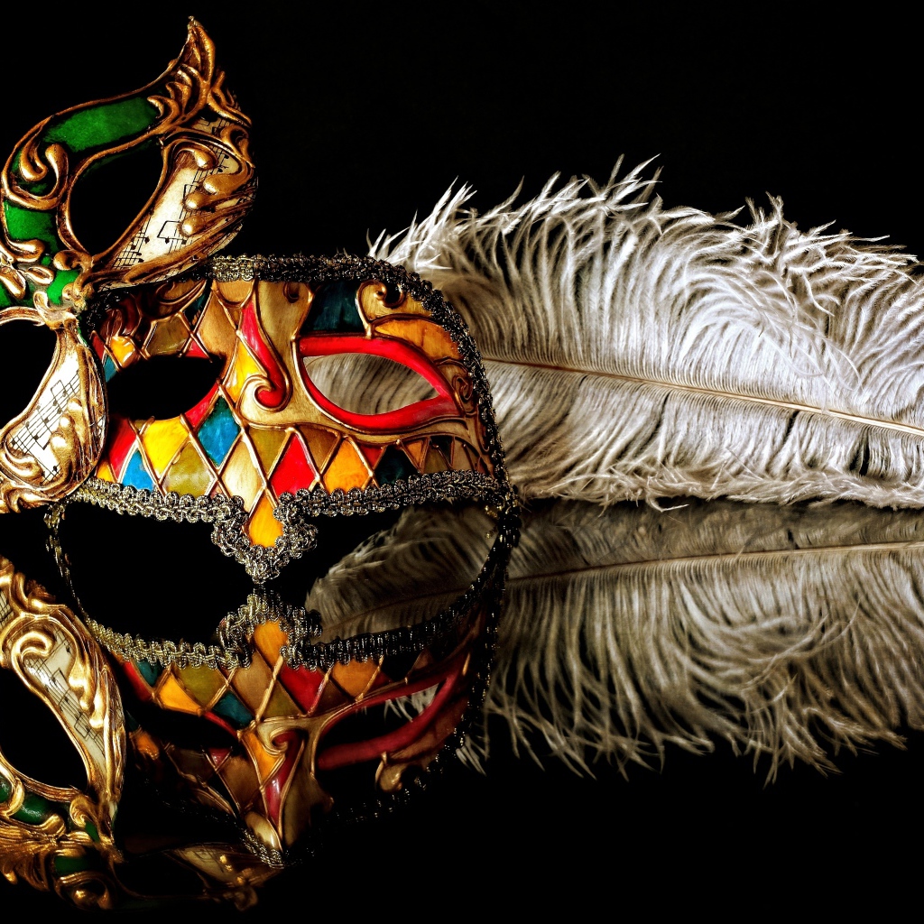 Две красивые маскарадные маски с пером на черном фоне