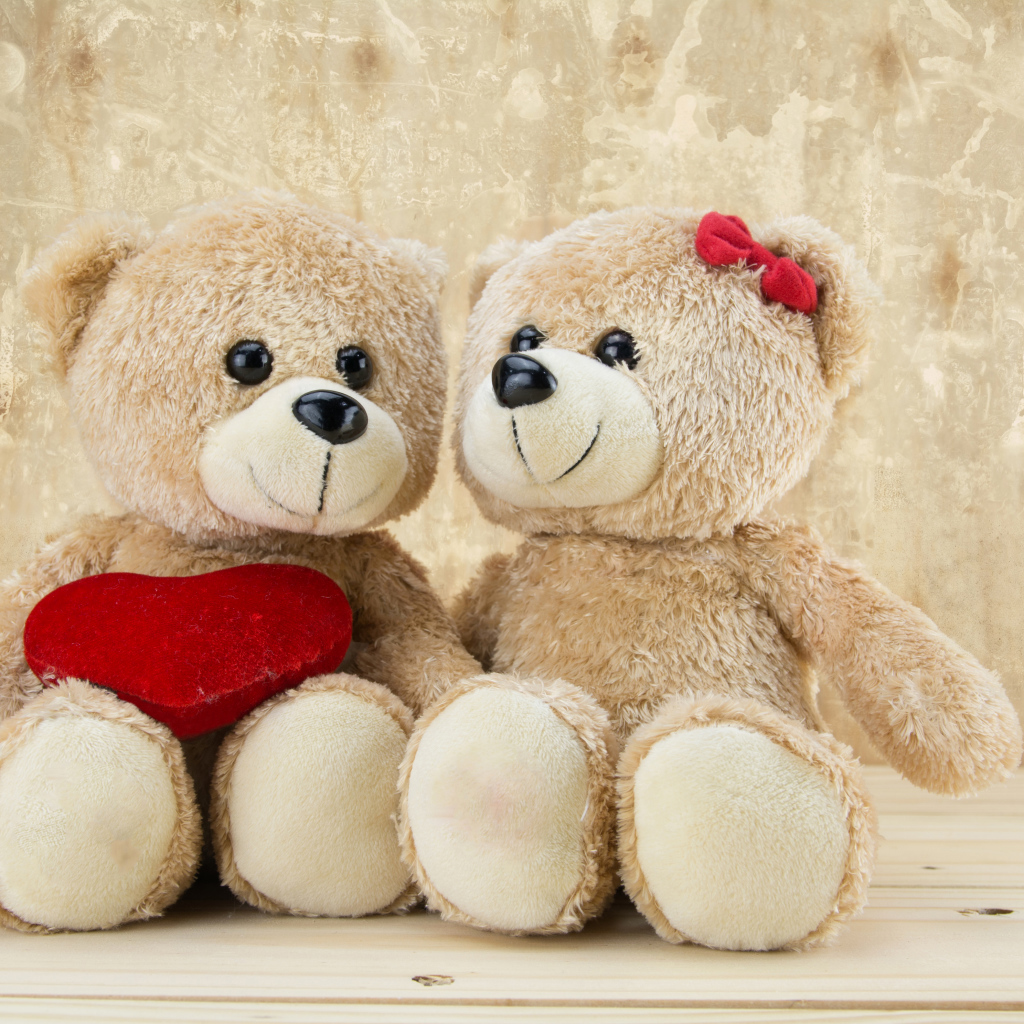 Два милых плюшевых мишки с красным сердцем