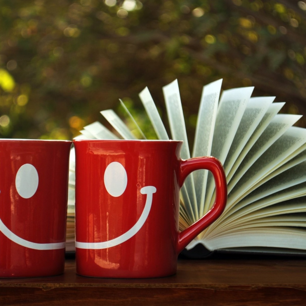 Две забавные красные чашки с книгой 