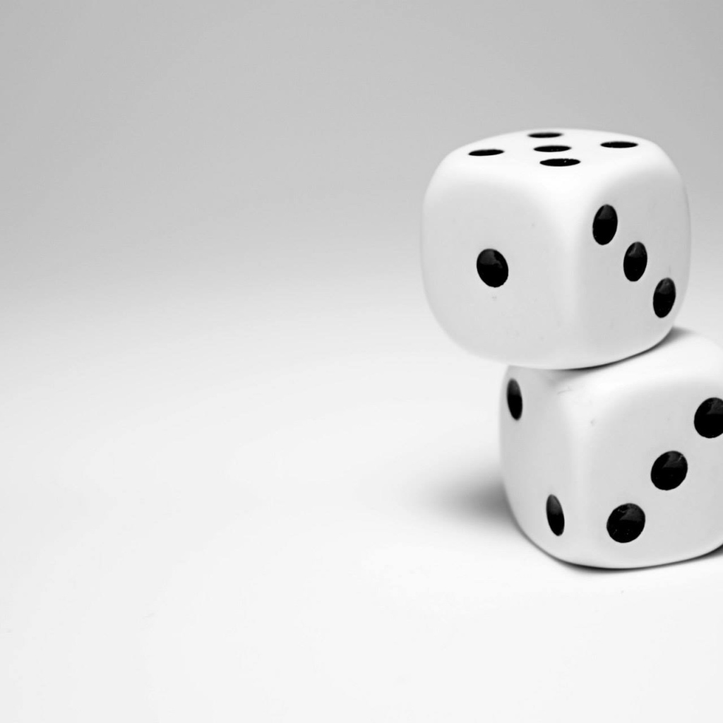 Две белые игральные кости 