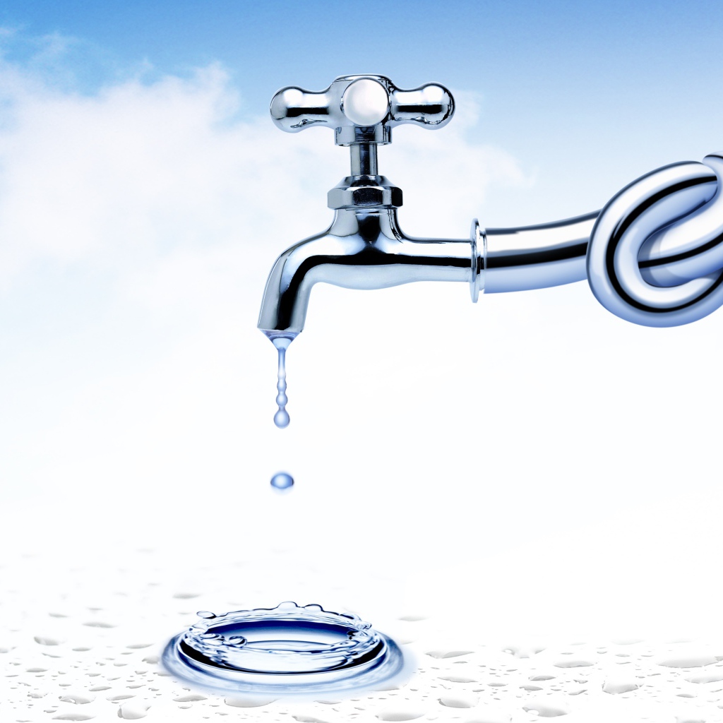 Вода капает из завязанного на узел водопроводного крана