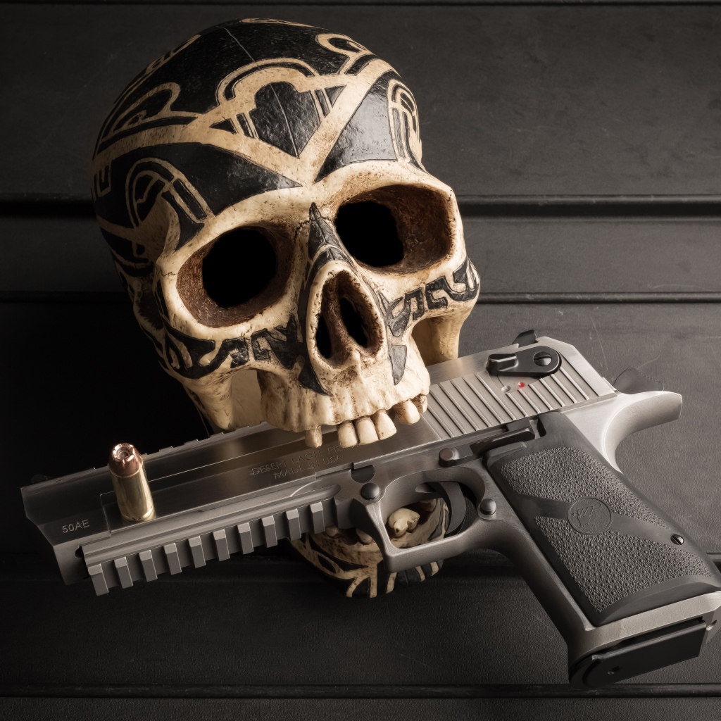 Разрисованный череп с пистолетом в зубах
