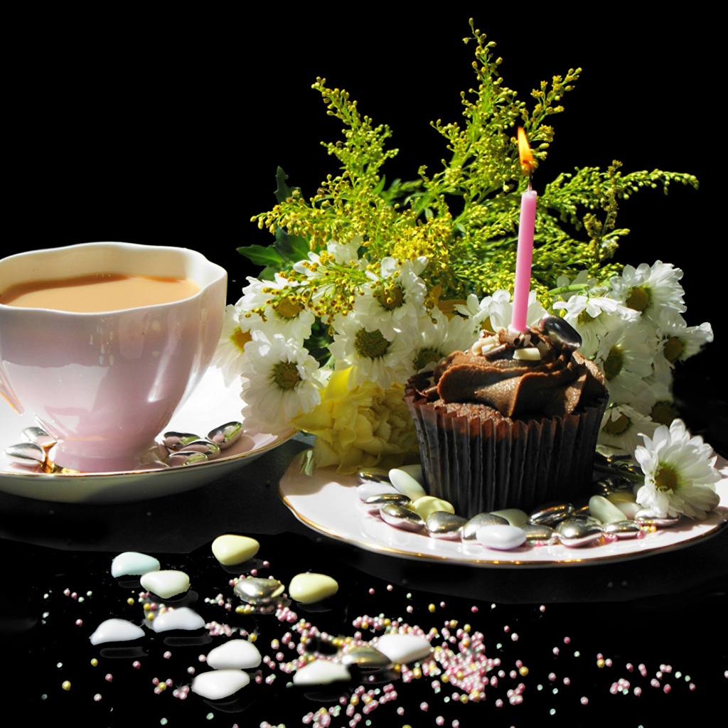 Чашка кофе и праздничный кекс на столе 