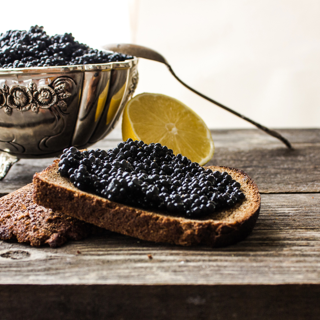 Кусочек черного хлеба с черной икрой 