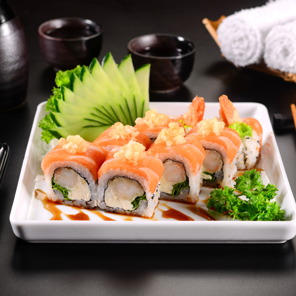Аппетитные японские суши с красной рыбой 