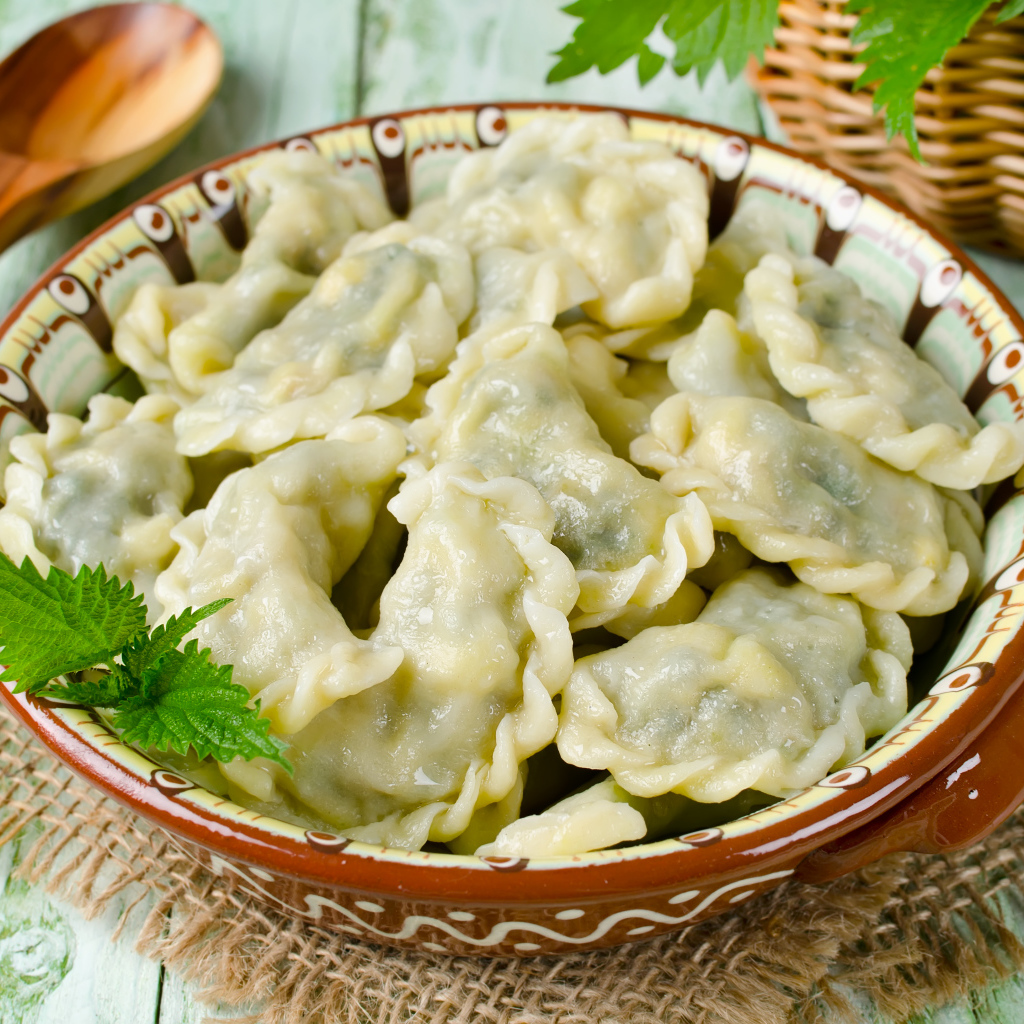 Аппетитные вареники на тарелке с ложкой 