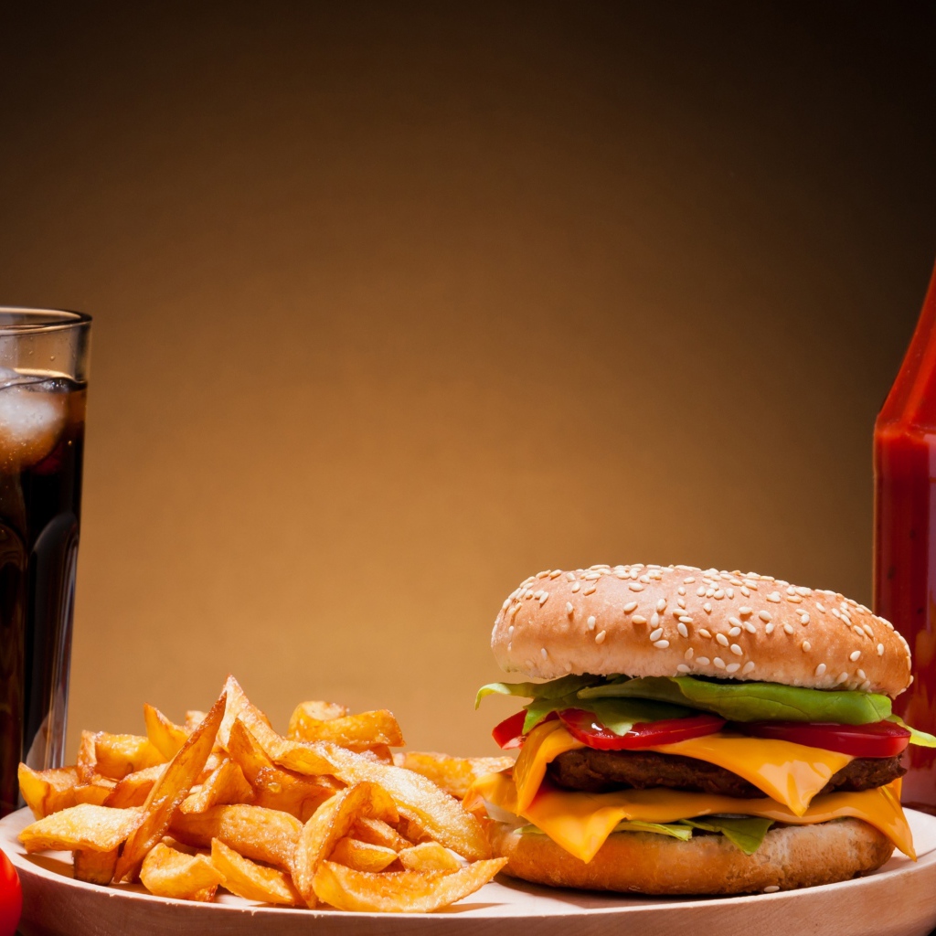 Аппетитная еда из фаст фуда на столе