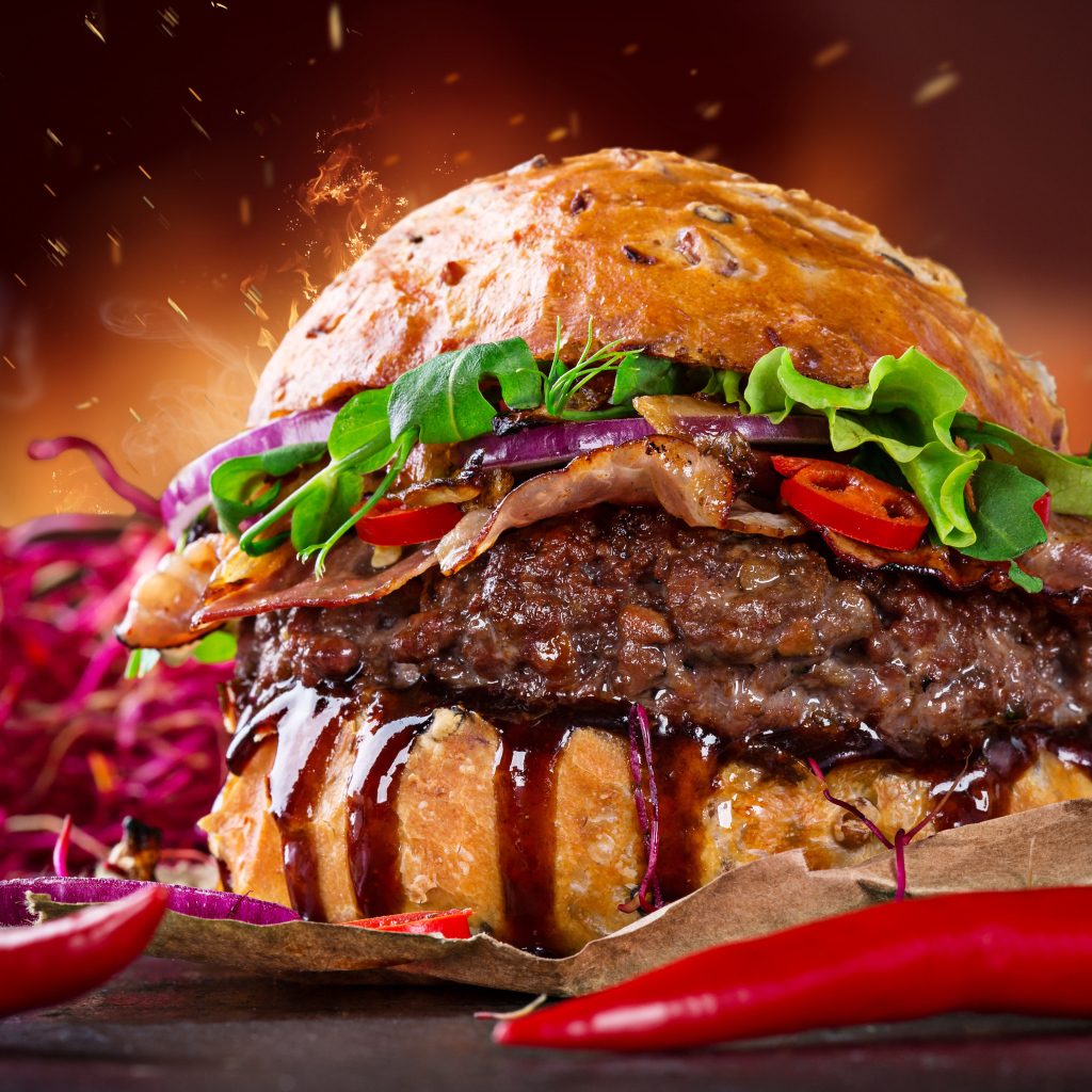 Аппетитный гамбургер с зеленью и острым перцем 