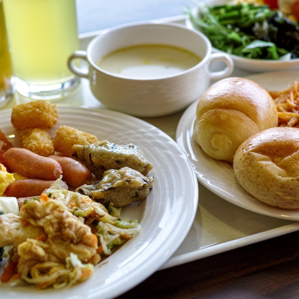 Аппетитный сытный завтрак на белых тарелках