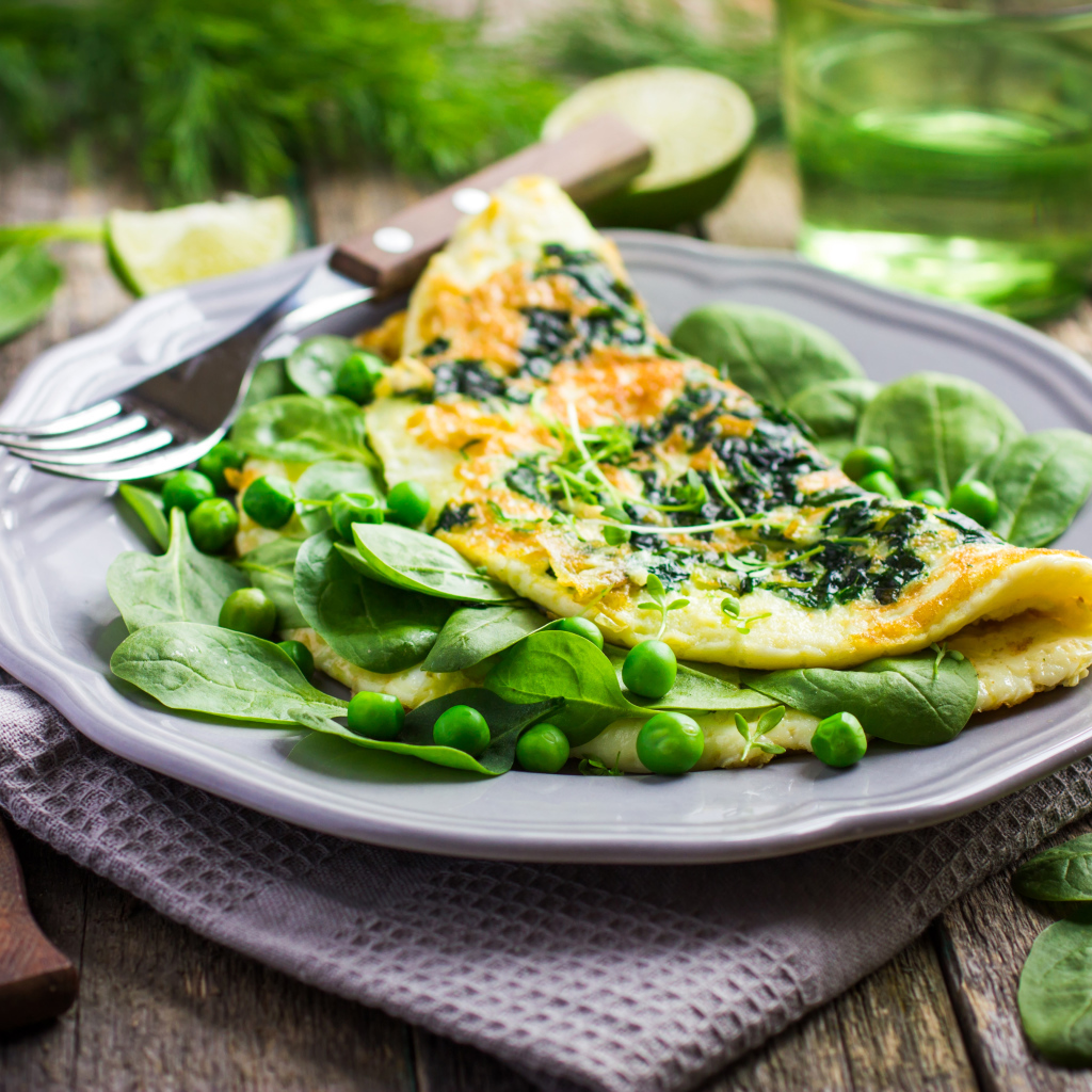 Аппетитный омлет с зелеными горошком и зеленью