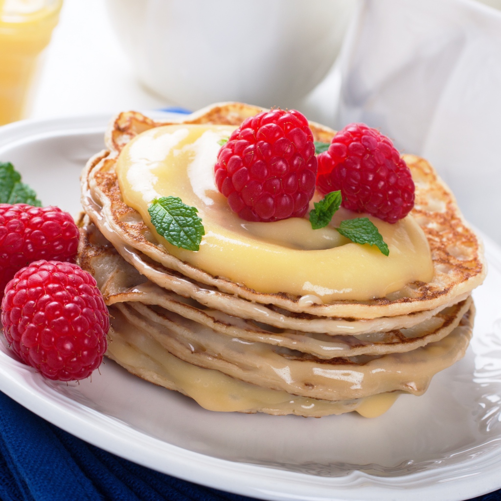 Аппетитные оладьи со сгущенкой и малиной