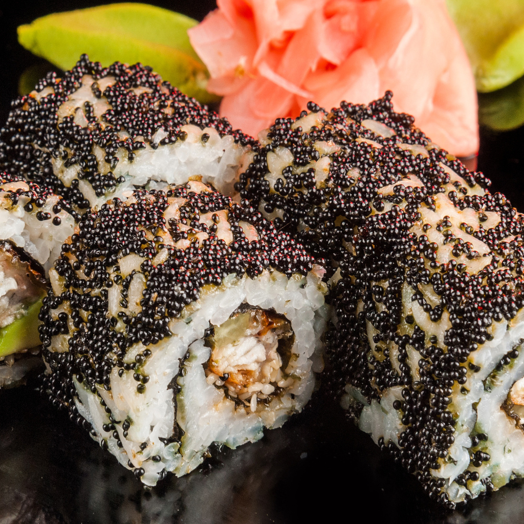 Аппетитные роллы с черной икрой 