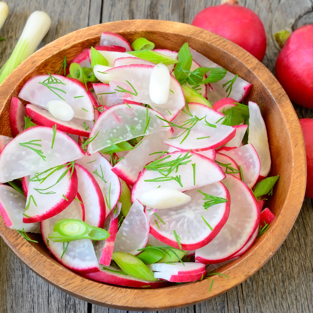 Аппетитный салат со свежего редиса с зеленым луком