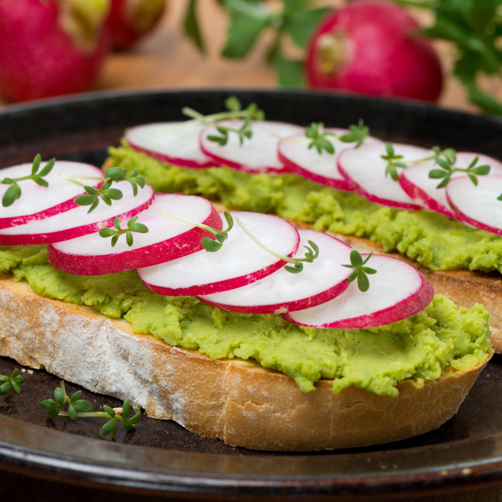 Аппетитный бутерброд с редисом