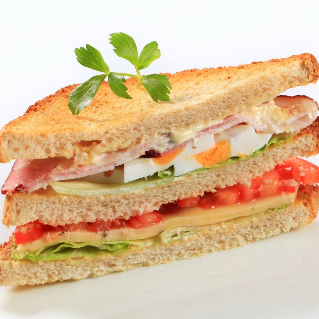 Аппетитный сэндвич с овощами на белом фоне