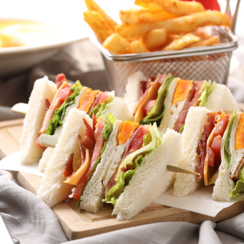 Аппетитные сэндвичи к завтраку на столе 