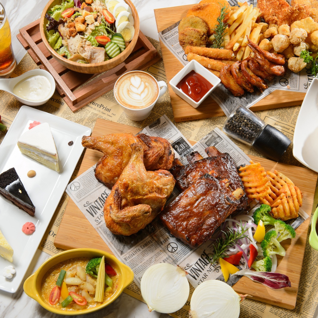 Аппетитный натюрморт еды из фаст фуда на столе