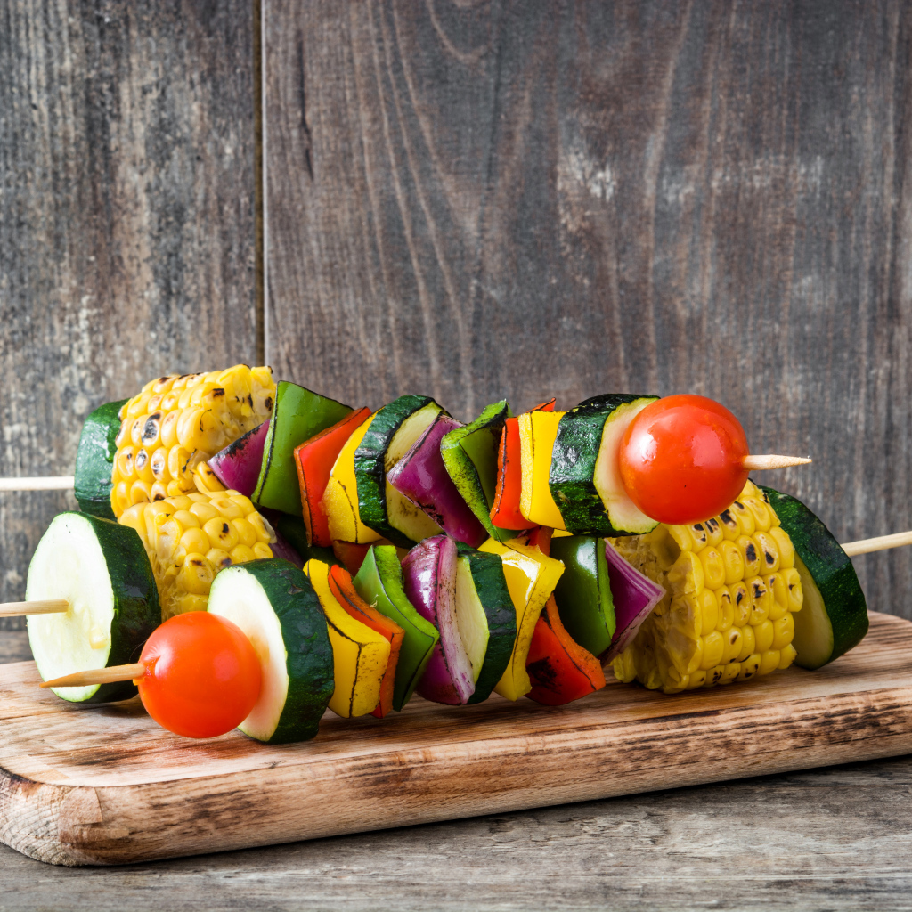 Аппетитный овощной шашлык на разделочной доске