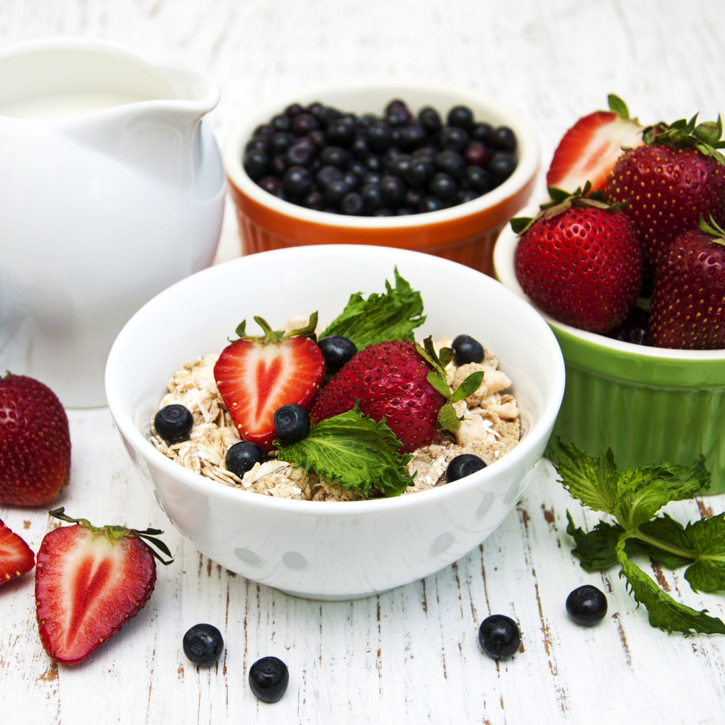 Ягоды клубники и черники на завтрак с овсяными хлопьями