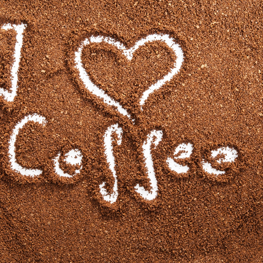 Черный молотый кофе с надписью Я люблю кофе