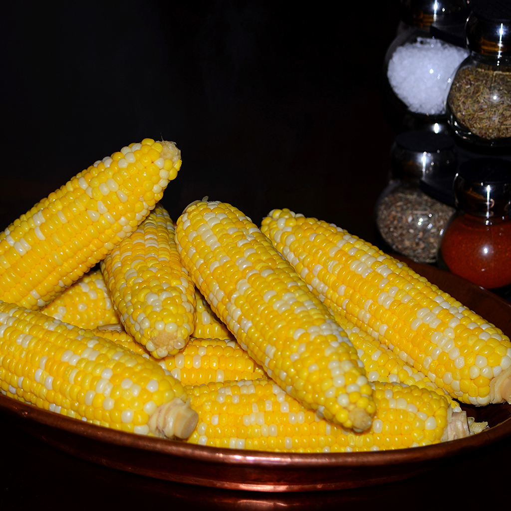 Вареная кукуруза на блюде крупным планом
