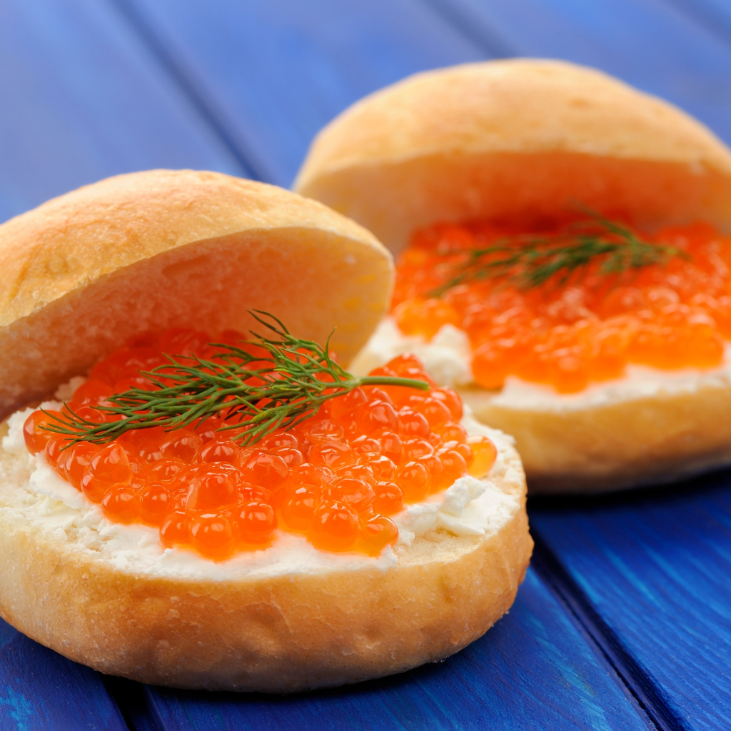 Булочки с красной икрой и сыром 