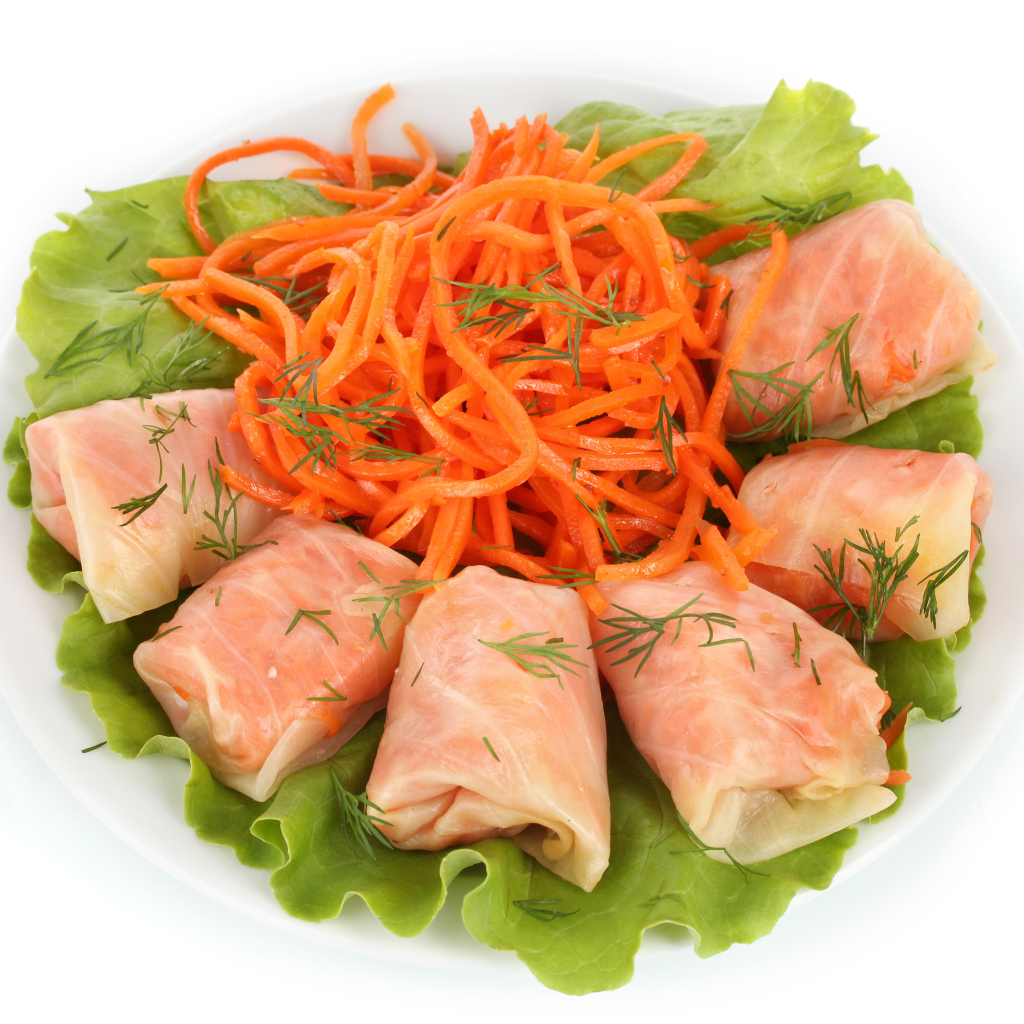 Голубцы с корейской морковью на белом фоне