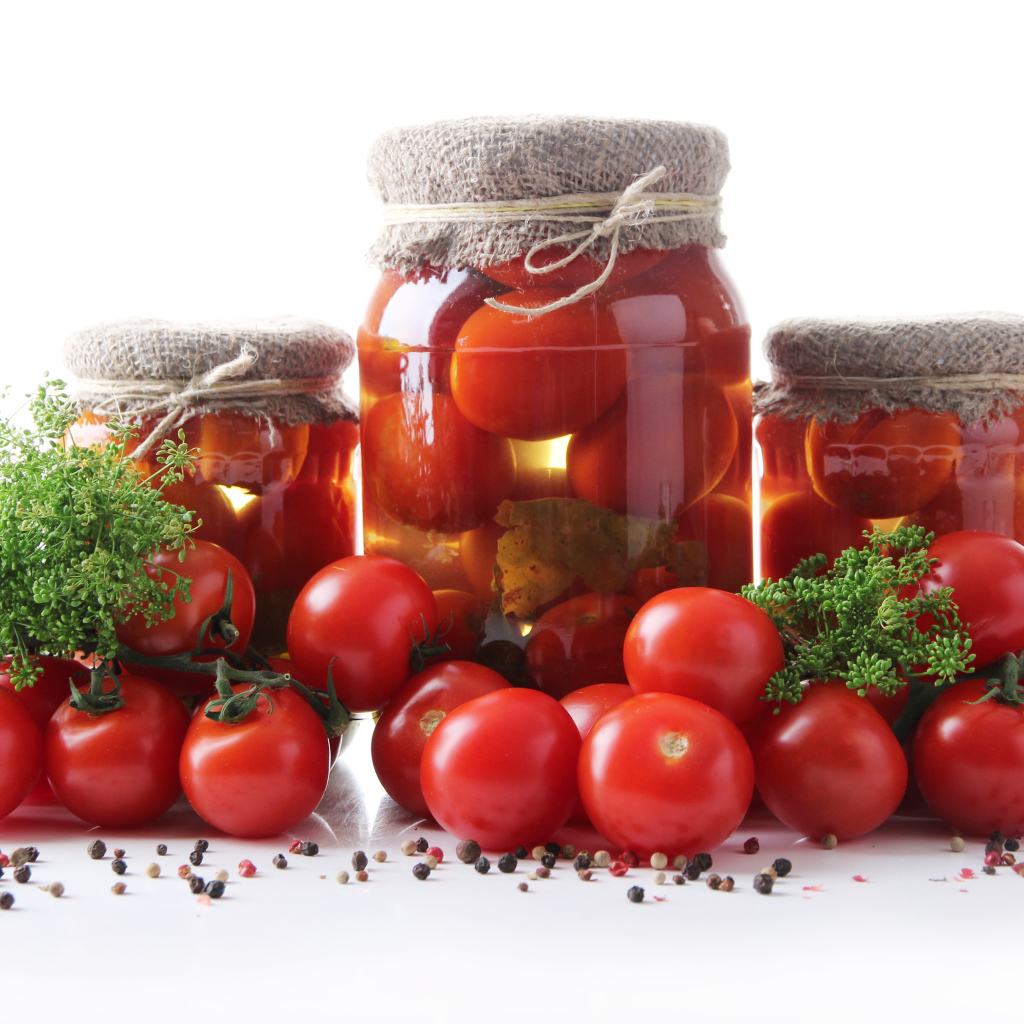 Консервированные помидоры в стеклянных банках