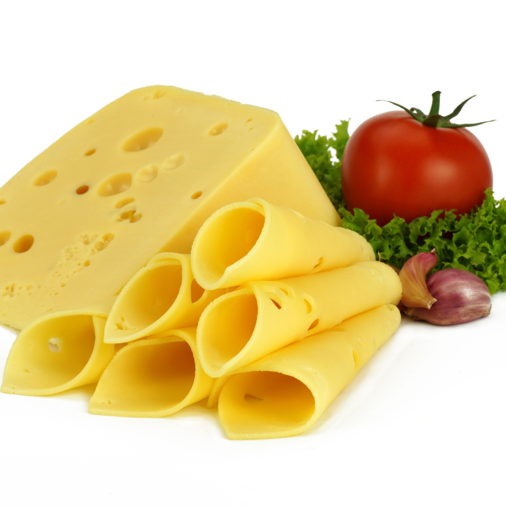 Сырная нарезка с помидором, листьями салата и чесноком на белом фоне