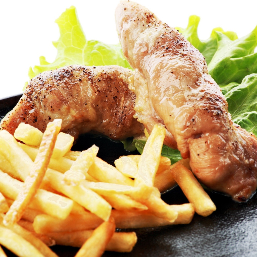 Куриные рулеты с картофелем фри и зелеными листьями салата