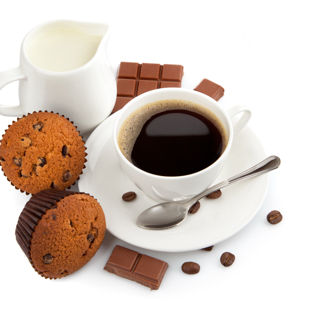 Кофе с молоком, шоколадом и кексами на завтрак