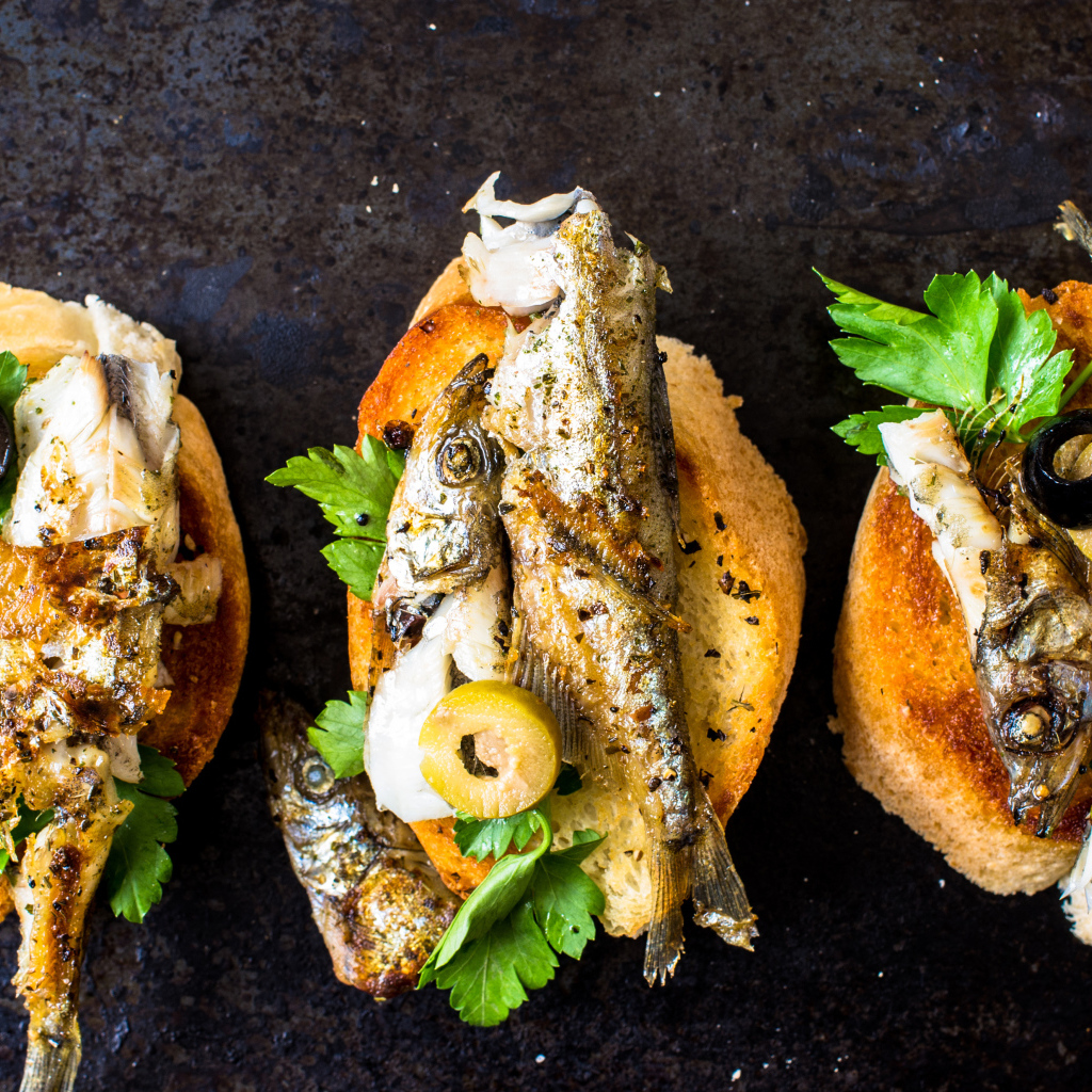 Гренки с жареной рыбой, оливками и зеленью