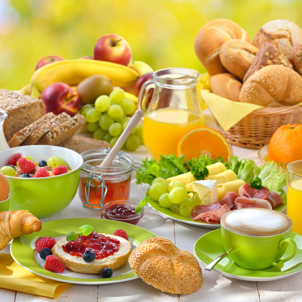 Вкусный сытный завтрак на столе