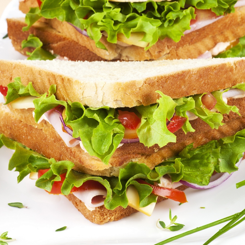 Вкусный сэндвич с зеленью и ветчиной