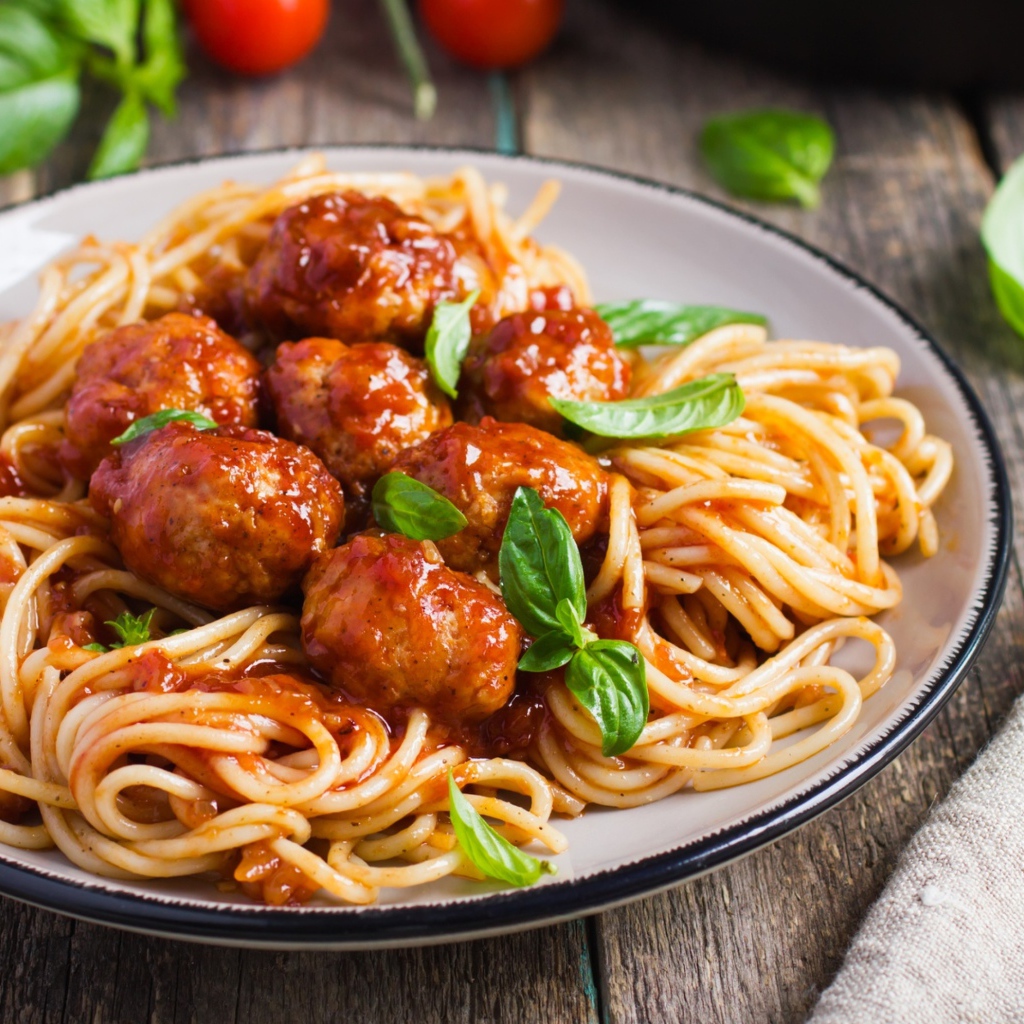 Вкусные спагетти с фрикадельками на блюде 