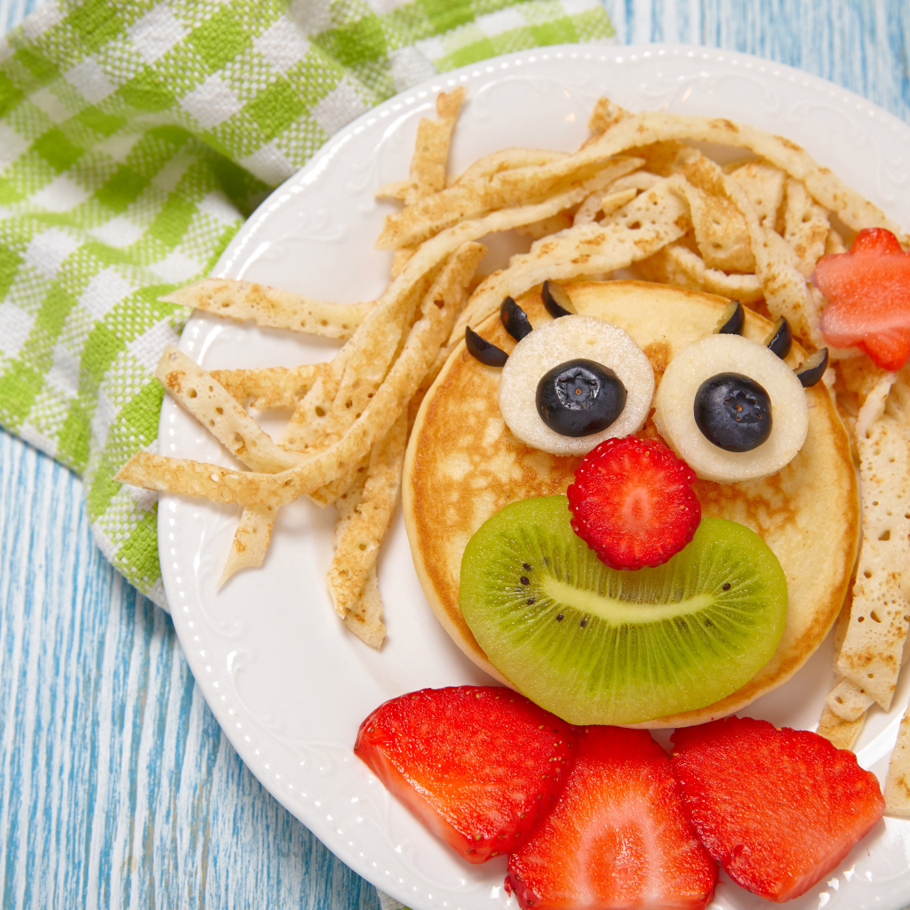 Дизайн завтрака для детей на тарелке 