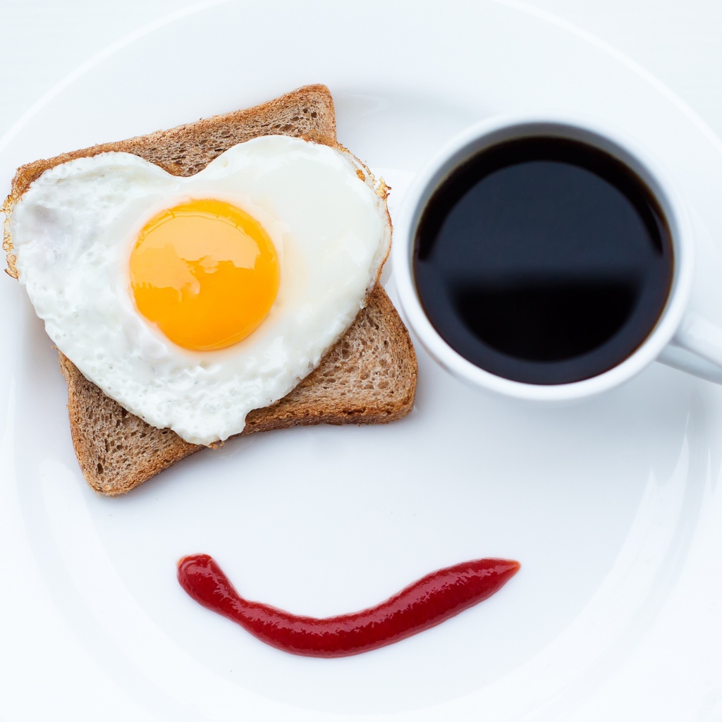 Лицо на тарелке из яичницы чашки кофе и соуса