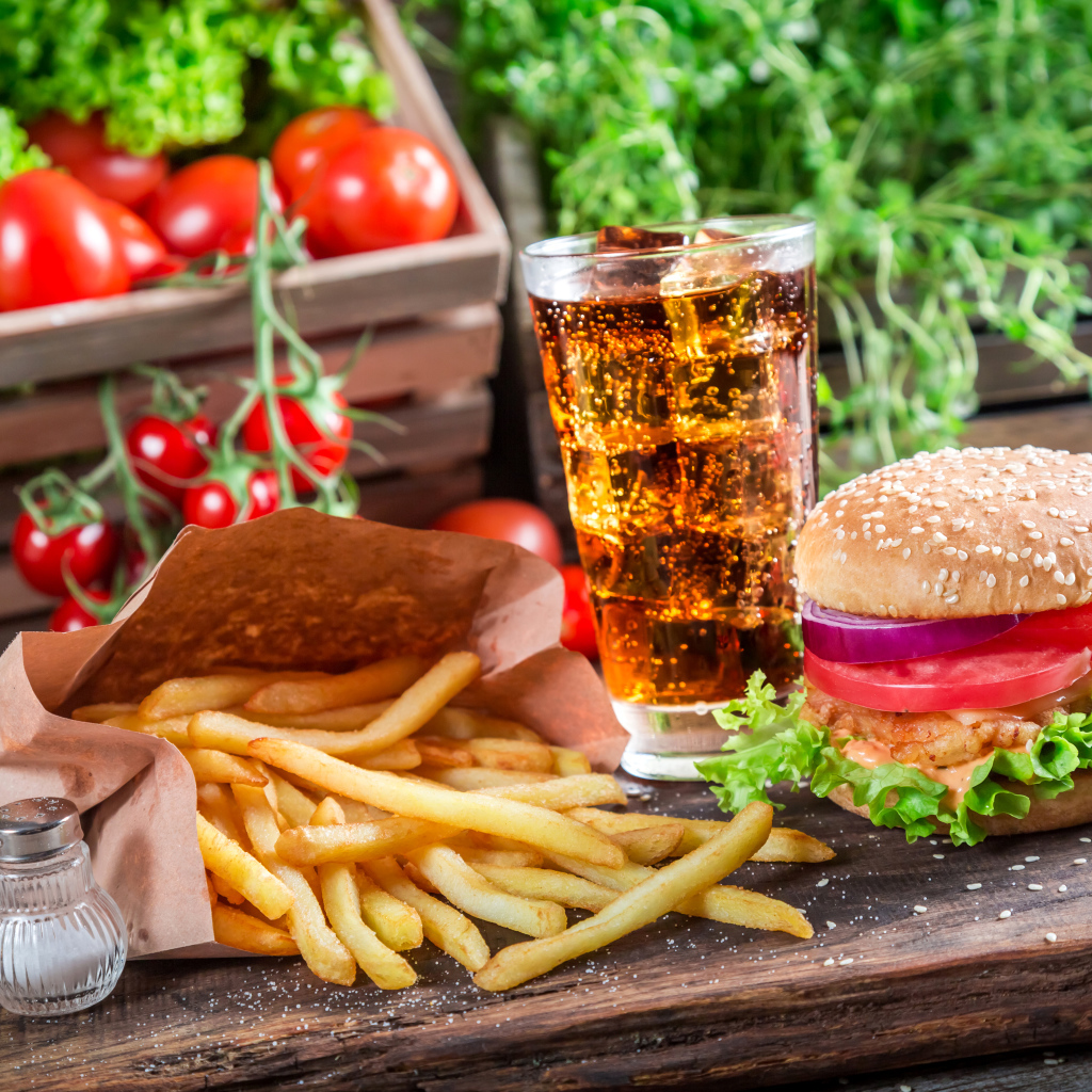 Картофель фри, пиво и сэндвич на столе 