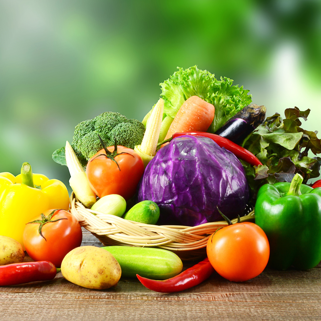 Свежие овощи в корзинке на столе