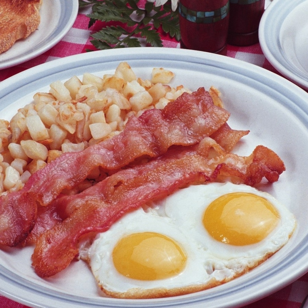 Яичница глазунья с беконом на завтрак