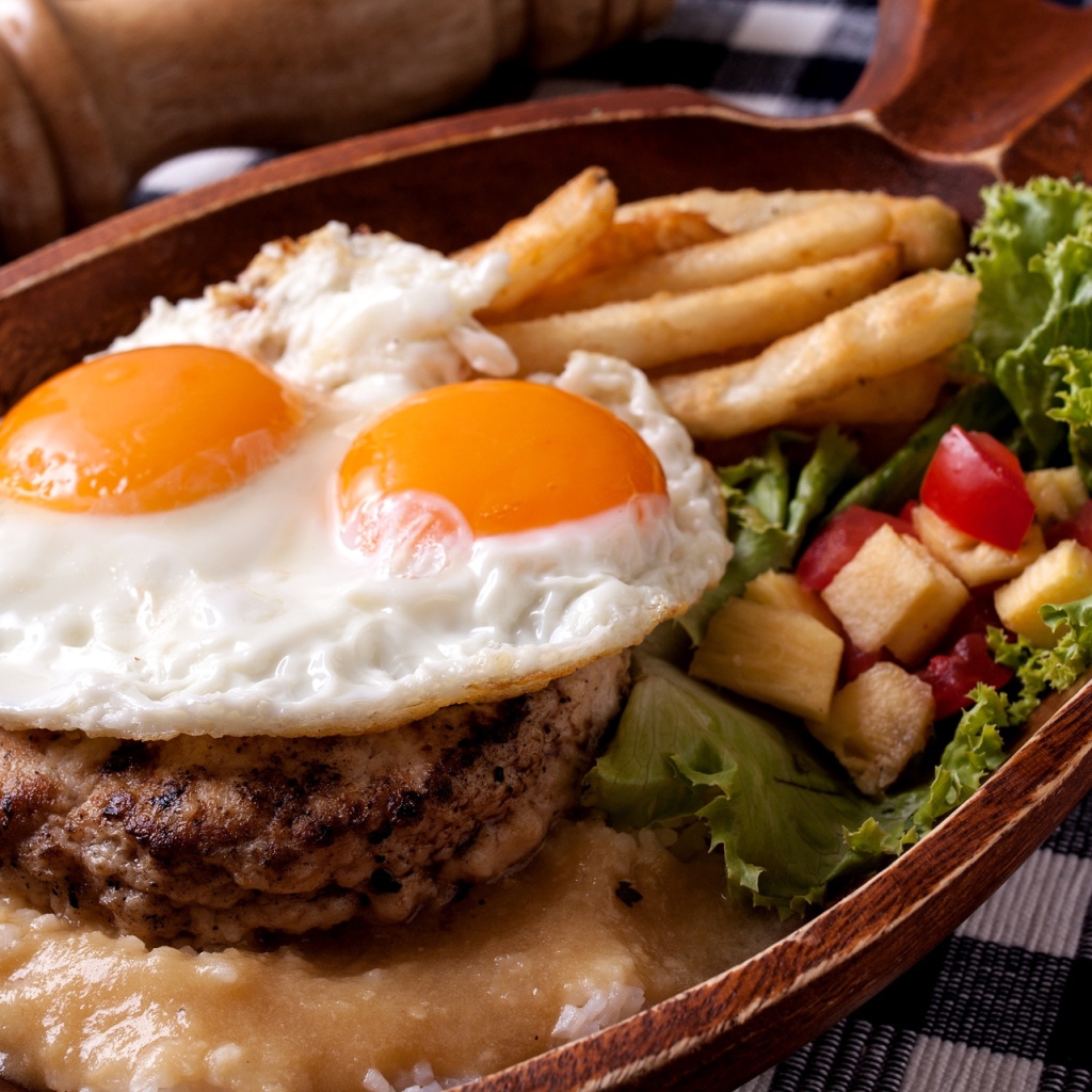 Яичница глазунья с котлетой и овощами 