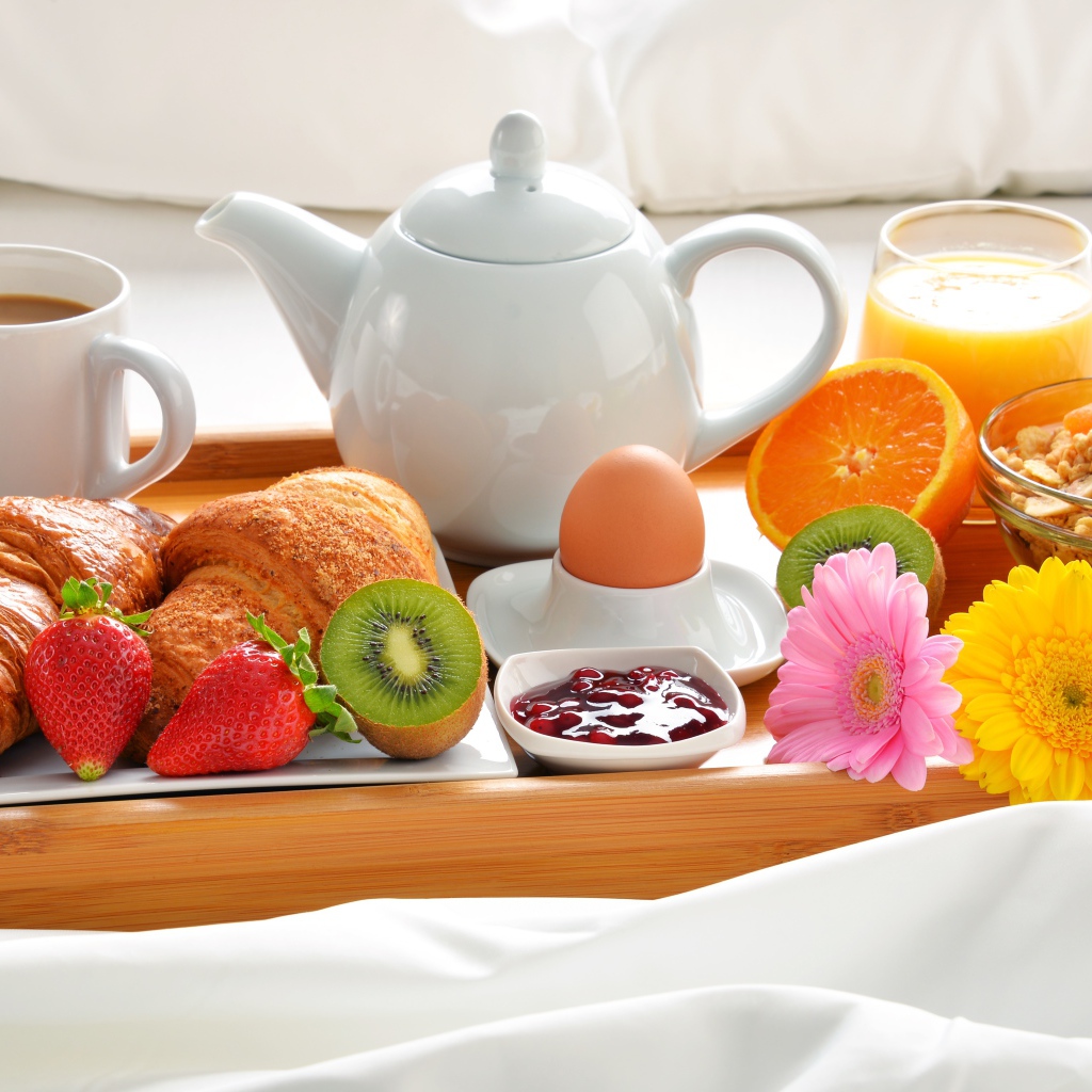 Фрукты, круассаны, кофе и варенье на завтрак