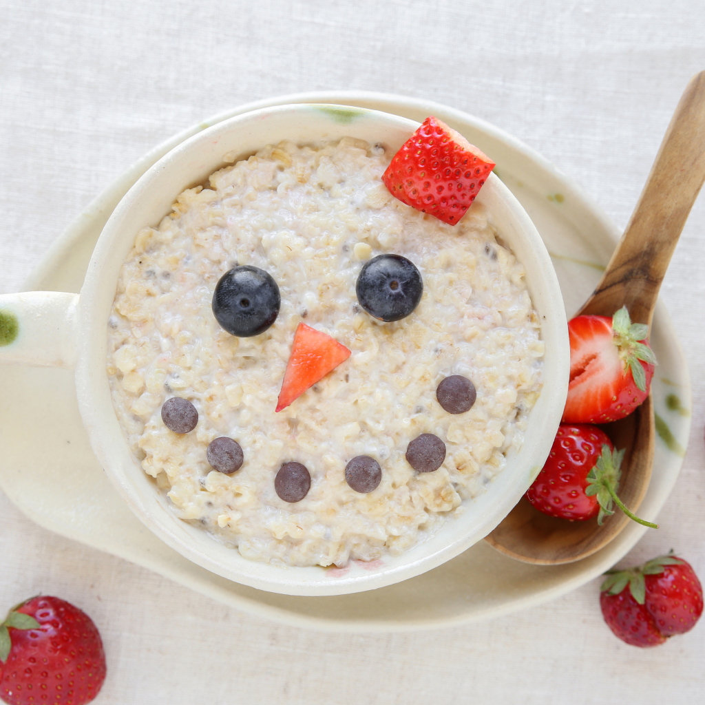 Забавный завтрак из каши с ягодами 