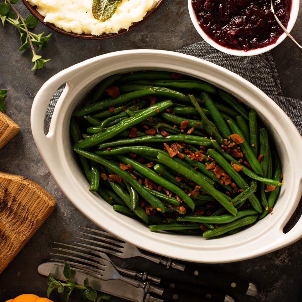 Зеленая спаржа на столе с мясом и соусом