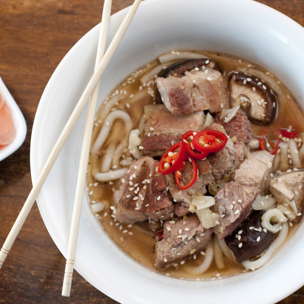Хайнаньский суп с бараниной, лапшой и кунжутом в белой миске