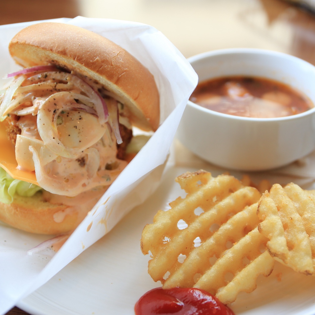 Гамбургер картошка фри и чашка кофе на завтрак