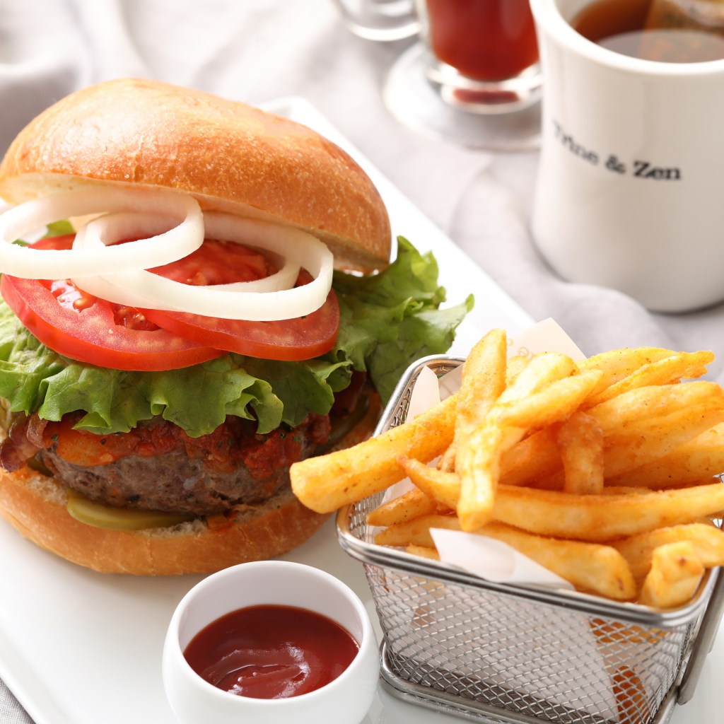 Гамбургер с картошкой фри и соусом 