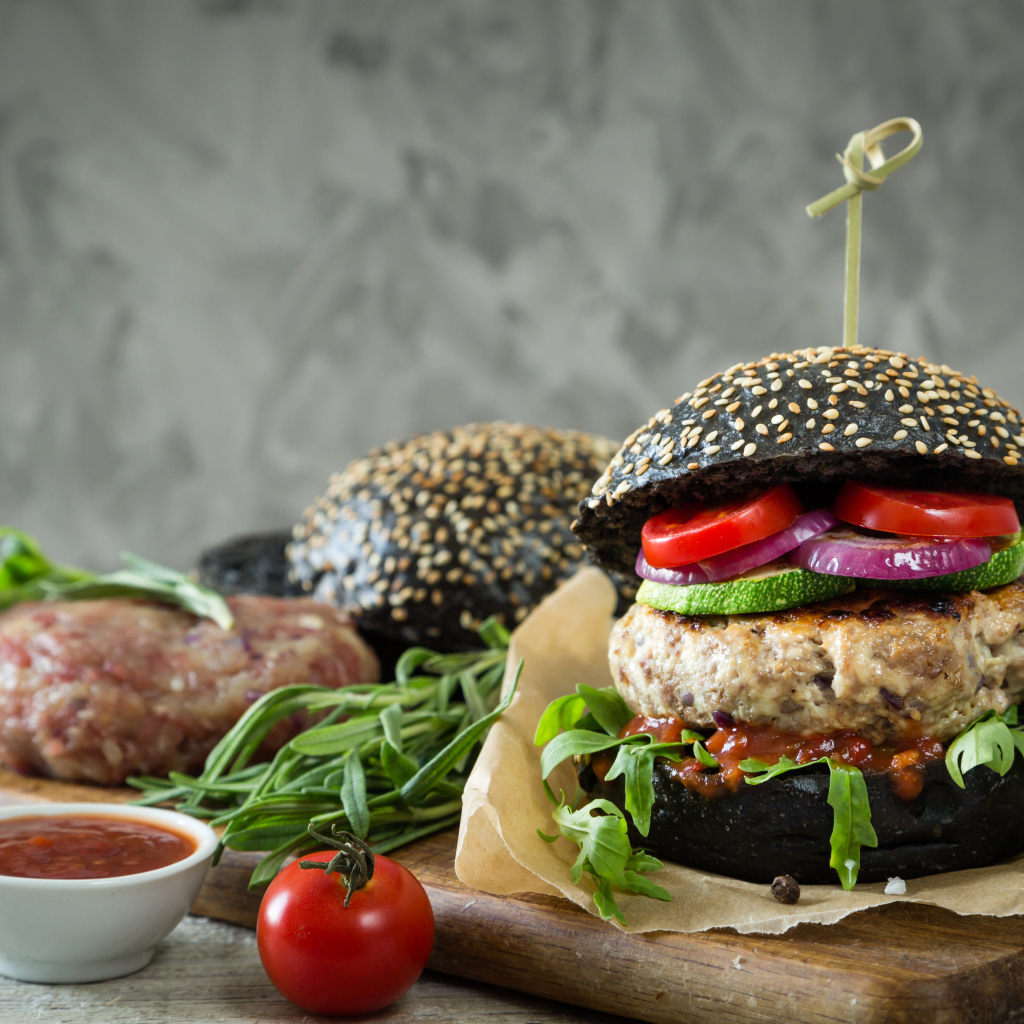 Гамбургер с котлетой и овощами 