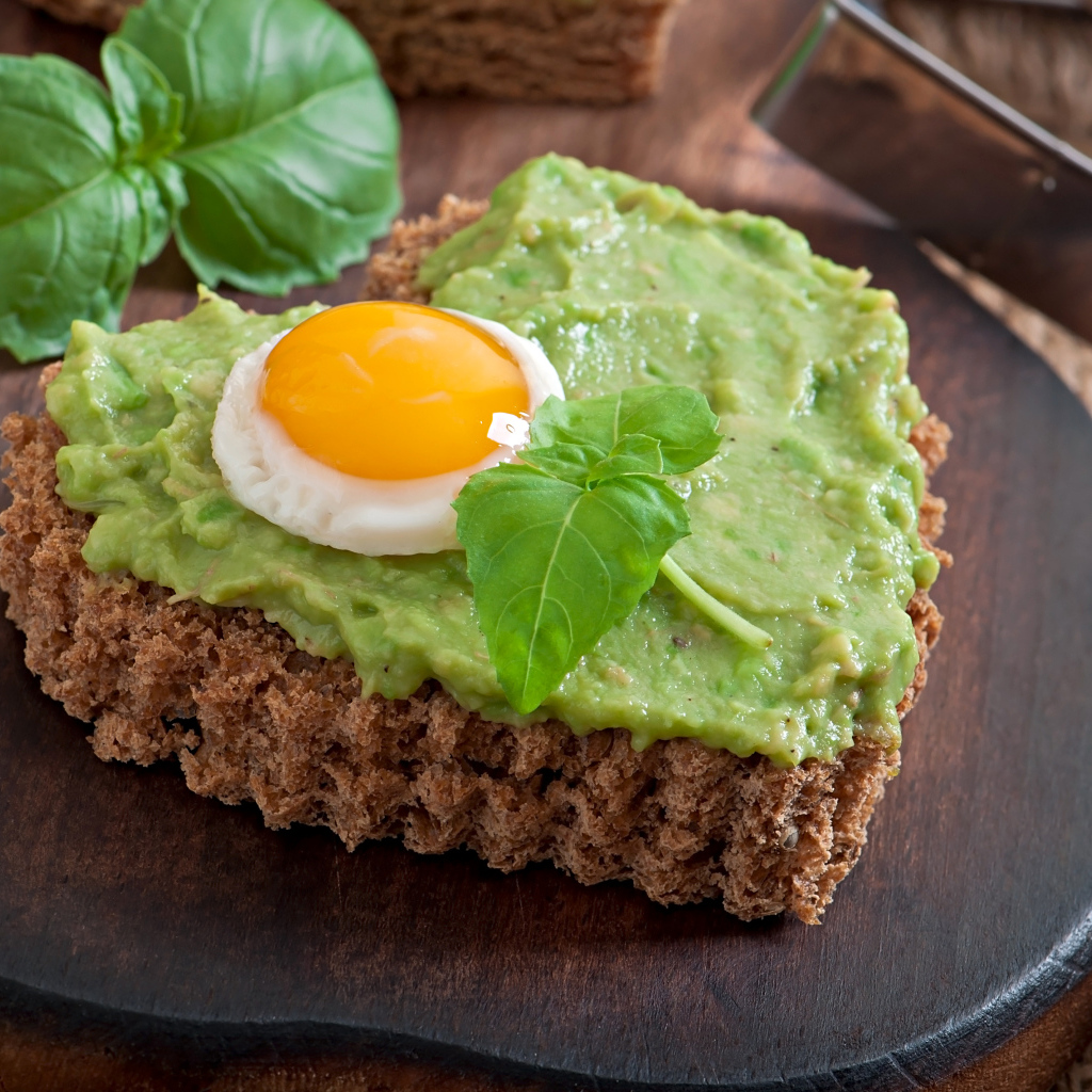 Сердце из хлеба с зеленым соусом и глазуньей